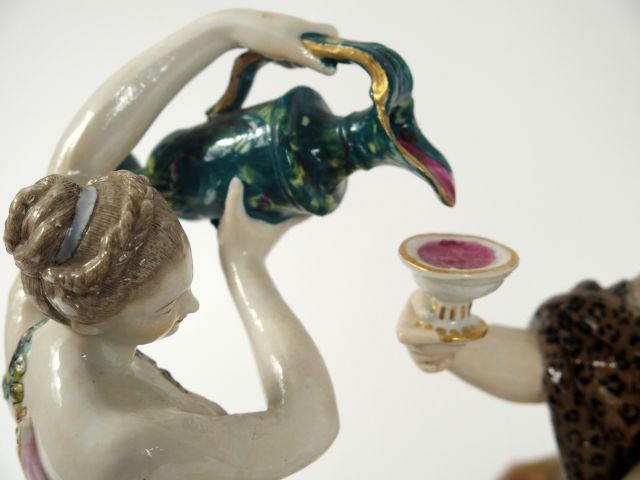 Grand groupe XIXe en porcelaine de Saxe, "Le couronnement de Bacchus" 