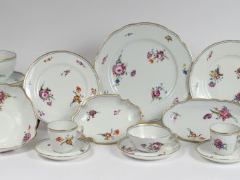 Partie de service de table en porcelaine de Limoges, d’après les modèl
