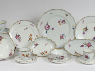 Vente aux enchères Partie de service de table en porcelaine de Limoges, d’après les modèl