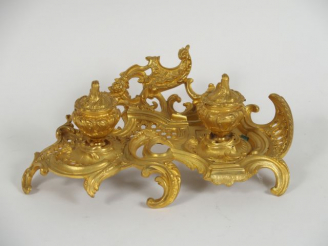 Vente aux enchères Encrier en bronze doré de style Louis XV.