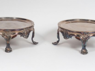 Vente aux enchères Paire de chauffe-plats de style Louis XV en bronze argenté, à décor de