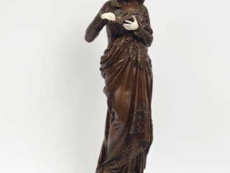 Vente aux enchères Carrier BELLEUSE (d'après), "La liseuse". Grande sculpture chrysélépha