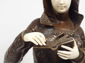 Carrier BELLEUSE (d'après), "La liseuse". Grande sculpture chrysélépha