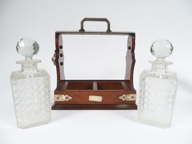 Cave à whisky anglaise en chêne, cristal et métal argenté comprenant u