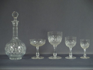 Vente aux enchères Service de verres en cristal à décor de croisillons comprenant 3 flaco