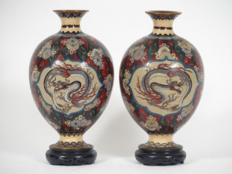 Vente aux enchères Paire de vases 1900 Extrême-Orient en émaux cloisonnés à décor de fleu