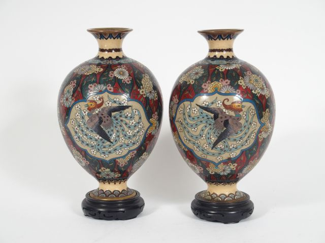 Paire de vases 1900 Extrême-Orient en émaux cloisonnés à décor de fleu