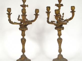 Vente aux enchères Paire de candélabres Napoléon III de style Louis XV, en bronze doré, é