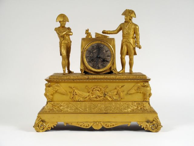 Pendule première moitié du XIXe en bronze doré, "Napoléon et Wellingto