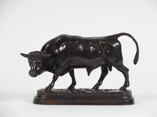 I. BONHEUR, "Taureau". Sujet en bronze à patine brune. Dim. : 15 x 20,