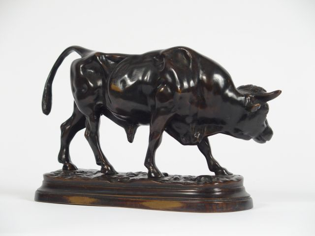 I. BONHEUR, "Taureau". Sujet en bronze à patine brune. Dim. : 15 x 20,