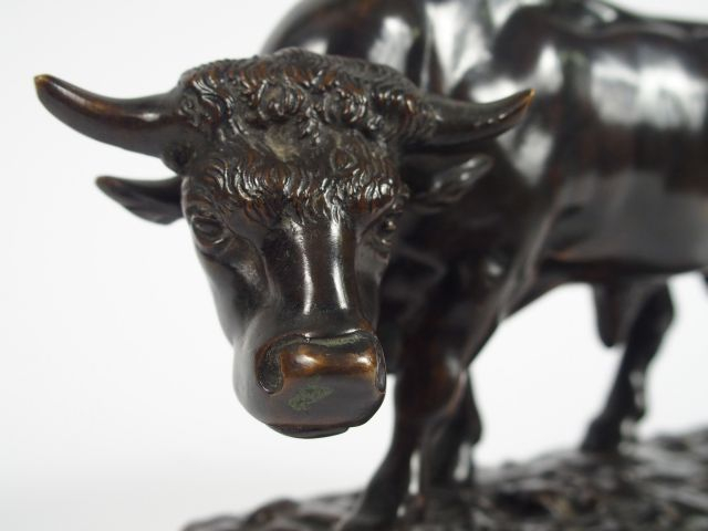 I. BONHEUR, "Taureau". Sujet en bronze à patine brune. Dim. : 15 x 20,