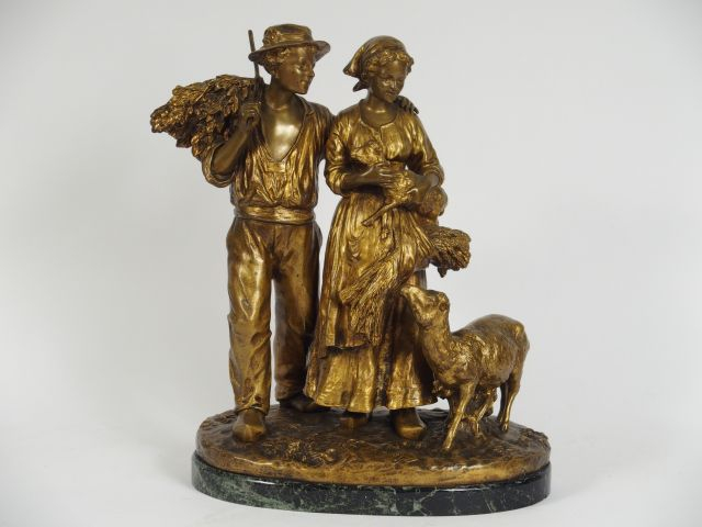 J. d’ASTE. Sculpture en bronze à patine dorée, "Couple de paysans et l