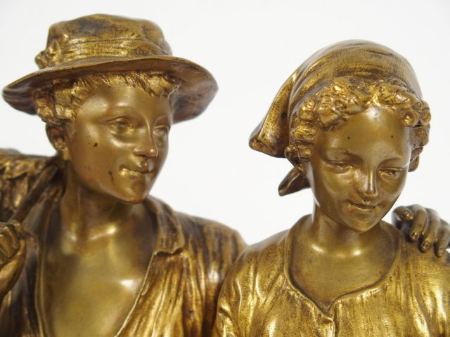 J. d’ASTE. Sculpture en bronze à patine dorée, "Couple de paysans et l