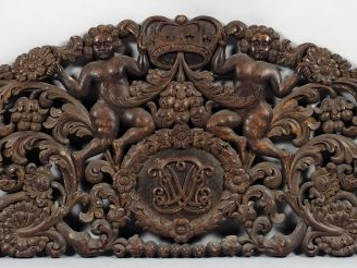 Imposte de style Louis XIV en bois sculpté en anciennement doré à déco