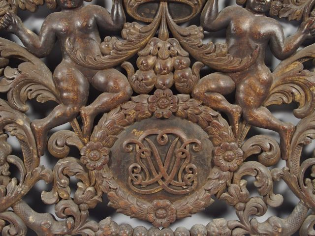 Imposte de style Louis XIV en bois sculpté en anciennement doré à déco
