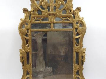 Glace à parecloses provençale fin XVIIIe en bois sculpté et doré, à dé