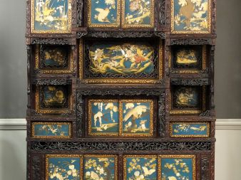 Armoire japonaise XIXe en bois sculpté ajouré, et panneaux de laque re