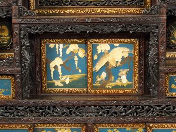 Armoire japonaise XIXe en bois sculpté ajouré, et panneaux de laque re