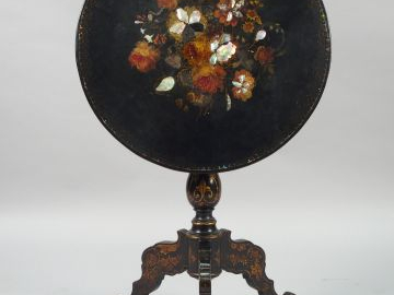 Guéridon tripode Napoléon III en bois noirci, à décor de fleurs polych