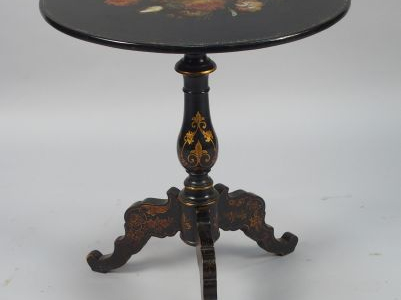 Guéridon tripode Napoléon III en bois noirci, à décor de fleurs polych