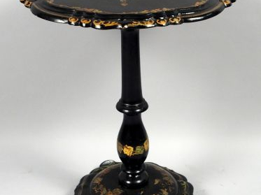 Guéridon Napoléon III en bois noirci rehaussé d'or et marqueté de nacr