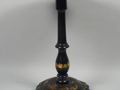 Guéridon Napoléon III en bois noirci rehaussé d'or et marqueté de nacr