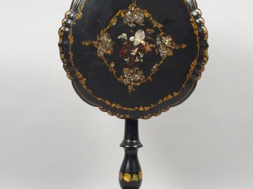 Guéridon Napoléon III en bois noirci rehaussé d'or et marqueté de nacr