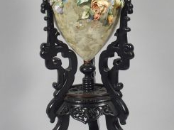 Jardinière Napoléon III en barbotine à décor de fleurs en relief, piét