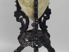 Jardinière Napoléon III en barbotine à décor de fleurs en relief, piét