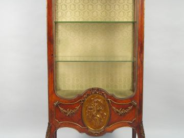 Vitrine de style Louis XVI en noyer et placage de noyer, riche ornemen