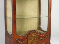 Vitrine de style Louis XVI en noyer et placage de noyer, riche ornemen