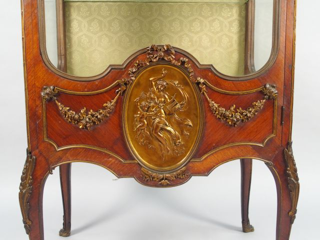 Vitrine de style Louis XVI en noyer et placage de noyer, riche ornemen