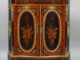 Vente aux enchères Meuble d'appui Napoléon III en marqueterie, à décor de trophées d'inst