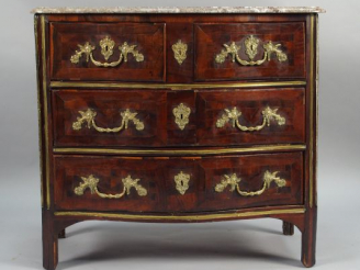 Vente aux enchères Commode Louis XIV en marqueterie ouvrant à quatre tiroirs sur trois ra
