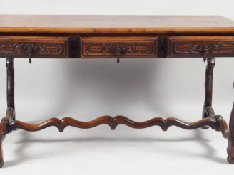 Vente aux enchères Table de style Louis XIII en noyer, ouvrant à trois tiroirs en ceintur