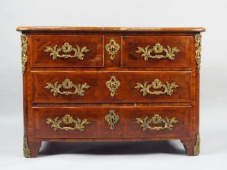 Vente aux enchères Commode Louis XIV en marqueterie, à décor de croisillons, ouvrant à qu