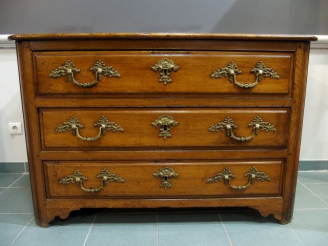 Vente aux enchères Commode XVIIIe en noyer, ouvrant à trois tiroirs en façade, dessus boi