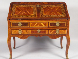 Vente aux enchères Bureau de pente Louis XV en marqueterie, à décor de grecque, ouvrant à
