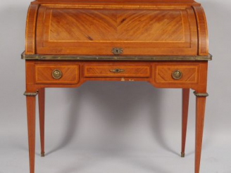 Vente aux enchères Bureau cylindre de style Louis XVI en marqueterie, à décor de filets, 