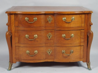 Vente aux enchères Commode de style Louis XIV en noyer mouluré, ouvrant à trois tiroirs e