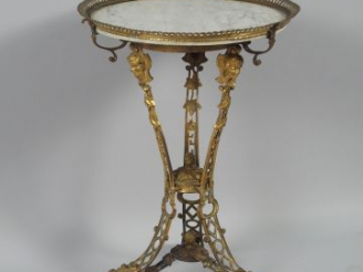 Vente aux enchères Guéridon tripode de style Empire en forme d’athénienne, à décor de mas