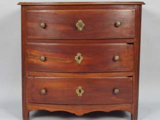 Vente aux enchères Commode Louis XIV en noyer, ouvrant à trois tiroirs cintrés sur trois 