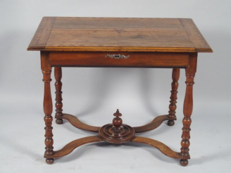 Vente aux enchères Table de style Louis XIII en marqueterie, pieds balustre réunis par un