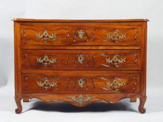 Vente aux enchères Commode Louis XV en noyer mouluré, ouvrant à trois tiroirs sur trois r