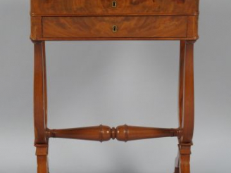 Vente aux enchères Travailleuse Restauration en acajou et placage d’acajou flammé. (un pi