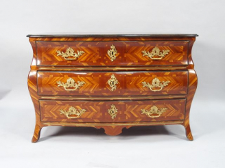 Vente aux enchères Commode tombeau Louis XV en marqueterie, ouvrant à trois tiroirs en fa