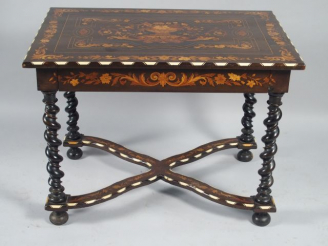 Vente aux enchères Table de style Louis XIII languedocienne en marqueterie, à décor de va