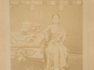 Ensemble de 4 photographies en noir et blanc et polychromes 'souvenirs