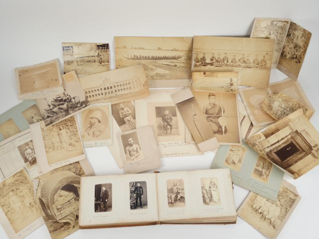 Ensemble dépareillé de photographies sur le Cambodge et Jean Moura et 